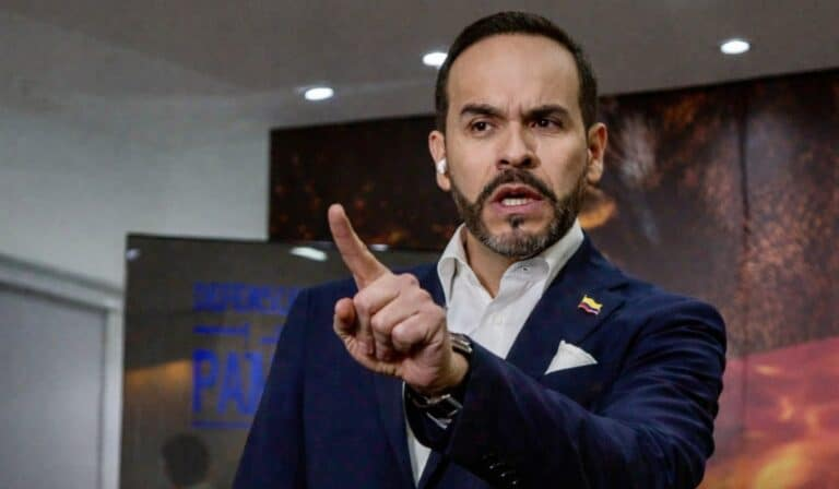 Horadelaverdad's tweet photo. #ENVIVO "Este domingo a las 4 PM se define todo. Nada está escrito y la ciudadanía debe mantenerse activa hasta el final, buscando el voto en su entorno cercano: el cara a cara, el diálogo y el voz a voz.

Lo que está en juego es el rumbo del país en un contexto de alta tensión" @Enrique_GomezM 

Escúchenos en:
YT
https://t.co/wyW5acDgNi