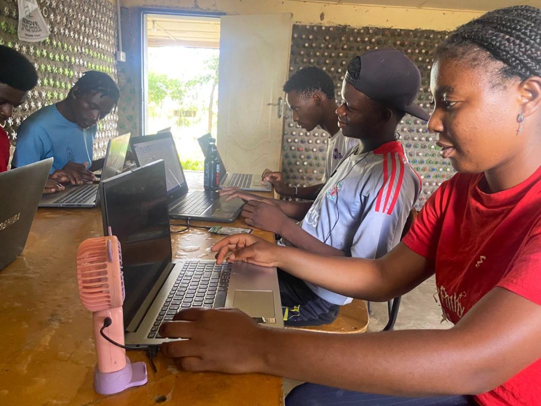 AusEmbZim's tweet photo. This #WorldRefugeeDay, we celebrate 🇦🇺 #DirectAidProgram partner @TIHchangemakers for advancing refugee community empowerment in 🇿🇼 through social enterprise 💲, digital literacy 🧑💻, solar ☀️, music 🎵 & fitness 🏋️ training programs at the DAP-funded hub! https://t.co/0rz9jhhtOx