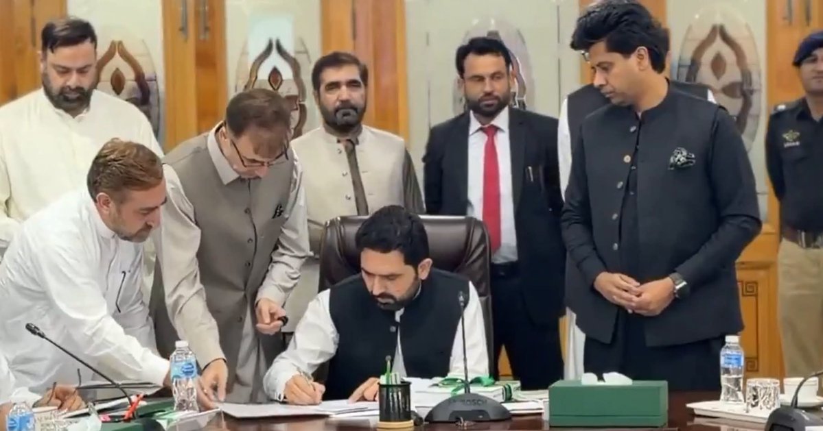 Team_IKhan's tweet photo. عمران خان آج آفیشیلی مائنس - سہیل آفریدی نے بجٹ منظوری پر سائن کر دیئے ہیں
@SohailAfridiISF 
@FatimaPTI_IK 
@balochi5252 
@ThePowerOfPTI 
@Sh_am_92 
@ShafiJanPTI 
عمران خان کی ٹائیگر جواب مانگتا ہیں جواب دو لیڈرشب https://t.co/M9iX78biHx