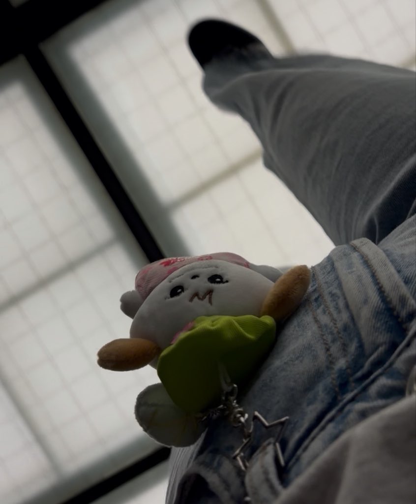 Gaemcloud285's tweet photo. ギュちゃんが、私が唯一買えたメロンパンギュメ氏を腰につけていたので帰りに真似した✌️ https://t.co/5bSu3B0DnR