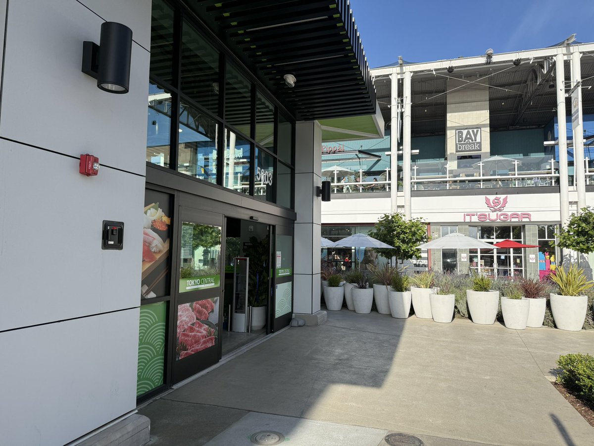 Taisho007's tweet photo. The new Japanese supermarket in Emeryville, California called Tokyo Central. I highly recommend it. 🍱🍙🍣🍜 https://t.co/7ENKVfoqvX