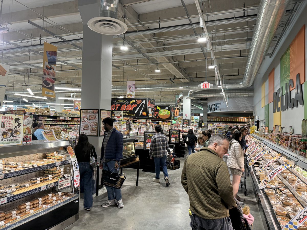 Taisho007's tweet photo. The new Japanese supermarket in Emeryville, California called Tokyo Central. I highly recommend it. 🍱🍙🍣🍜 https://t.co/7ENKVfoqvX