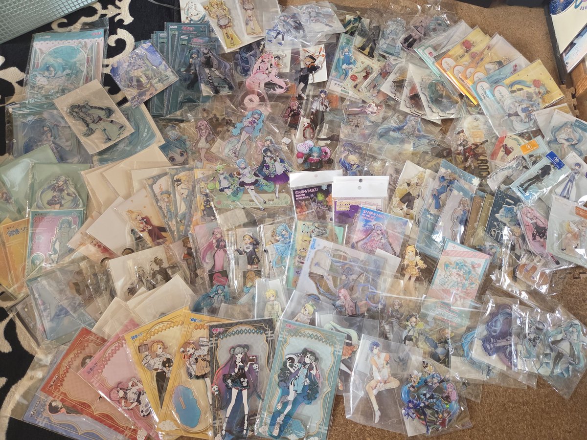 kgmnee's tweet photo. これをしまいたいんですよ、はい。全部アクスタです(レーミク25、1番くじなどどデカ除く) https://t.co/PhEiVr654N