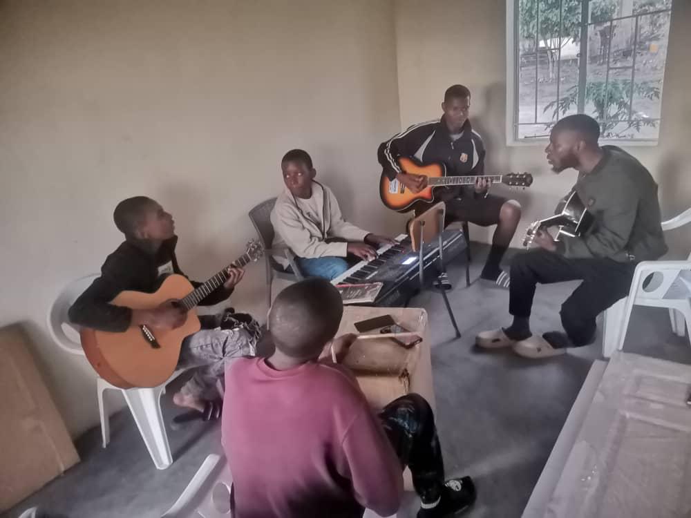 AusEmbZim's tweet photo. This #WorldRefugeeDay, we celebrate 🇦🇺 #DirectAidProgram partner @TIHchangemakers for advancing refugee community empowerment in 🇿🇼 through social enterprise 💲, digital literacy 🧑💻, solar ☀️, music 🎵 & fitness 🏋️ training programs at the DAP-funded hub! https://t.co/0rz9jhhtOx