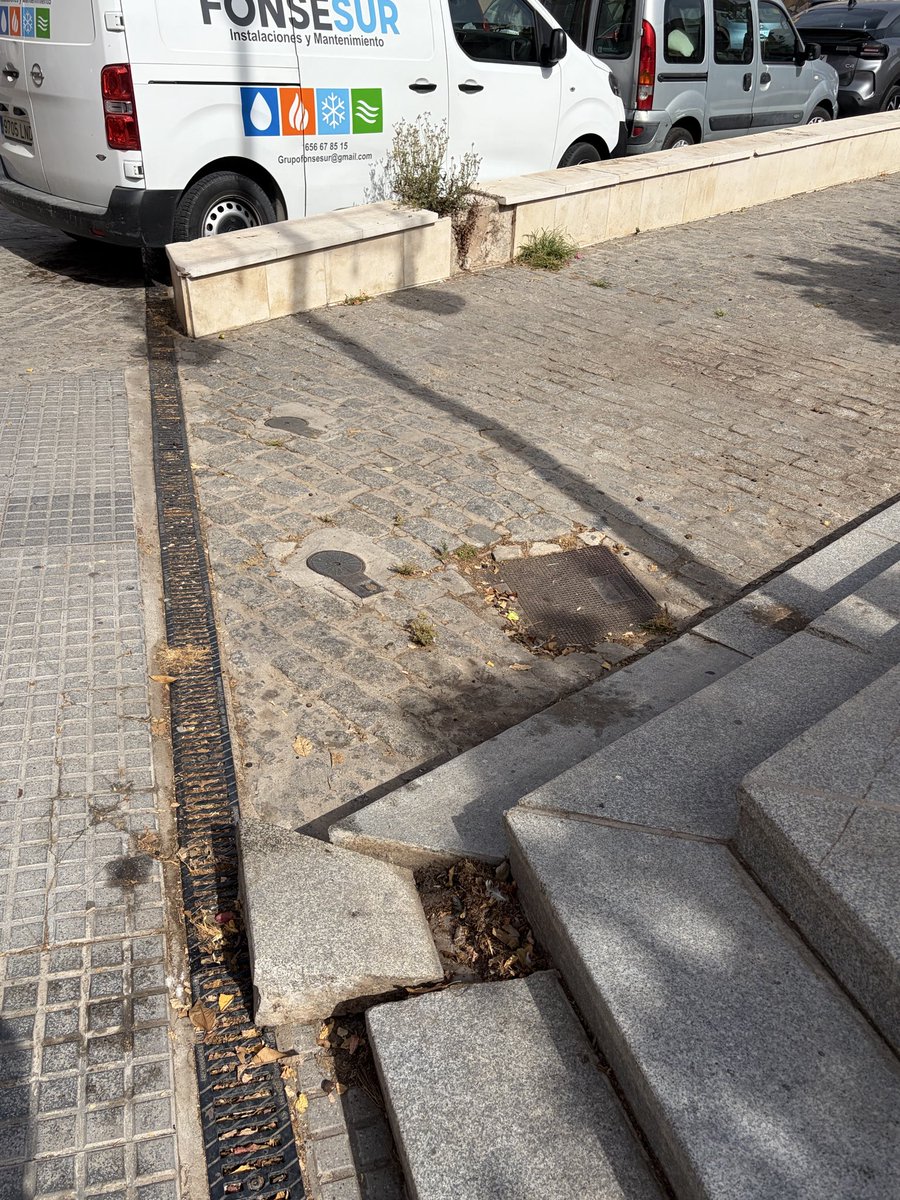 alvarobelda_'s tweet photo. Me parece vergonzoso que el santuario de La Victoria, Patrona de la Diócesis y ciudad de Málaga, tenga zonas que estén tal que así.
@malaga #cofradiasmlg https://t.co/7u1cfsX4gE