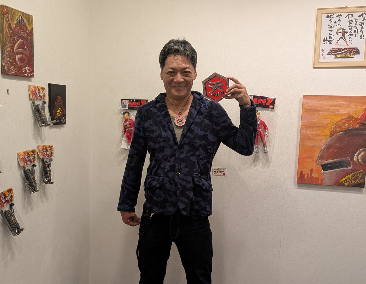 mikodoara's tweet photo. #獅篭展7 が始まる前､販売されるといいなと思ってました、変身バッチ。獅篭師匠がテンムスマンに変身する時のアイテム。ボトルマーカーとして販売されていたけど、今日の師匠はペンダントにしてた。キーホルダーにもなったり、持ち歩けるのファンは嬉しい。
今日は獅篭一門勢揃いでラッキーでした。 https://t.co/DMZcjMChZA