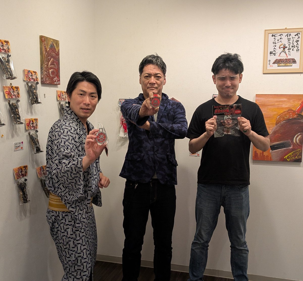 mikodoara's tweet photo. #獅篭展7 が始まる前､販売されるといいなと思ってました、変身バッチ。獅篭師匠がテンムスマンに変身する時のアイテム。ボトルマーカーとして販売されていたけど、今日の師匠はペンダントにしてた。キーホルダーにもなったり、持ち歩けるのファンは嬉しい。
今日は獅篭一門勢揃いでラッキーでした。 https://t.co/DMZcjMChZA