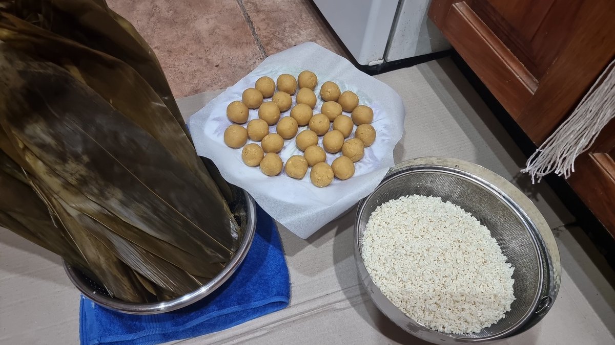 SallyPHAM20's tweet photo. Cuộc đời hơn 40 năm lần đầu tiên tui phải tự học và mần cái bánh này cho mùng 5 thg 5 vì chỗ tui đi mua vừa xa, vừa mắc. 
Tui cũng tự hào tui ghê. CT trên mạng nhé mấy bà https://t.co/tYUEek4ftZ