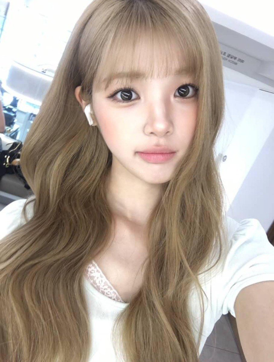 yuharamz's tweet photo. the music in my earbuds 𝗶𝘀 𝘄𝗮𝘆 𝘁𝗼𝗼 𝗴𝗼𝗼𝗱! 🎧 ♡˖ 𓈒യ it’s making my excitement meter go <zoom!> my room is all tidy, my favorite white dress is ready and i’m officially prepared to sprinkle happy sparkles everywhere. 👢🪷 https://t.co/x8vySnH8DM