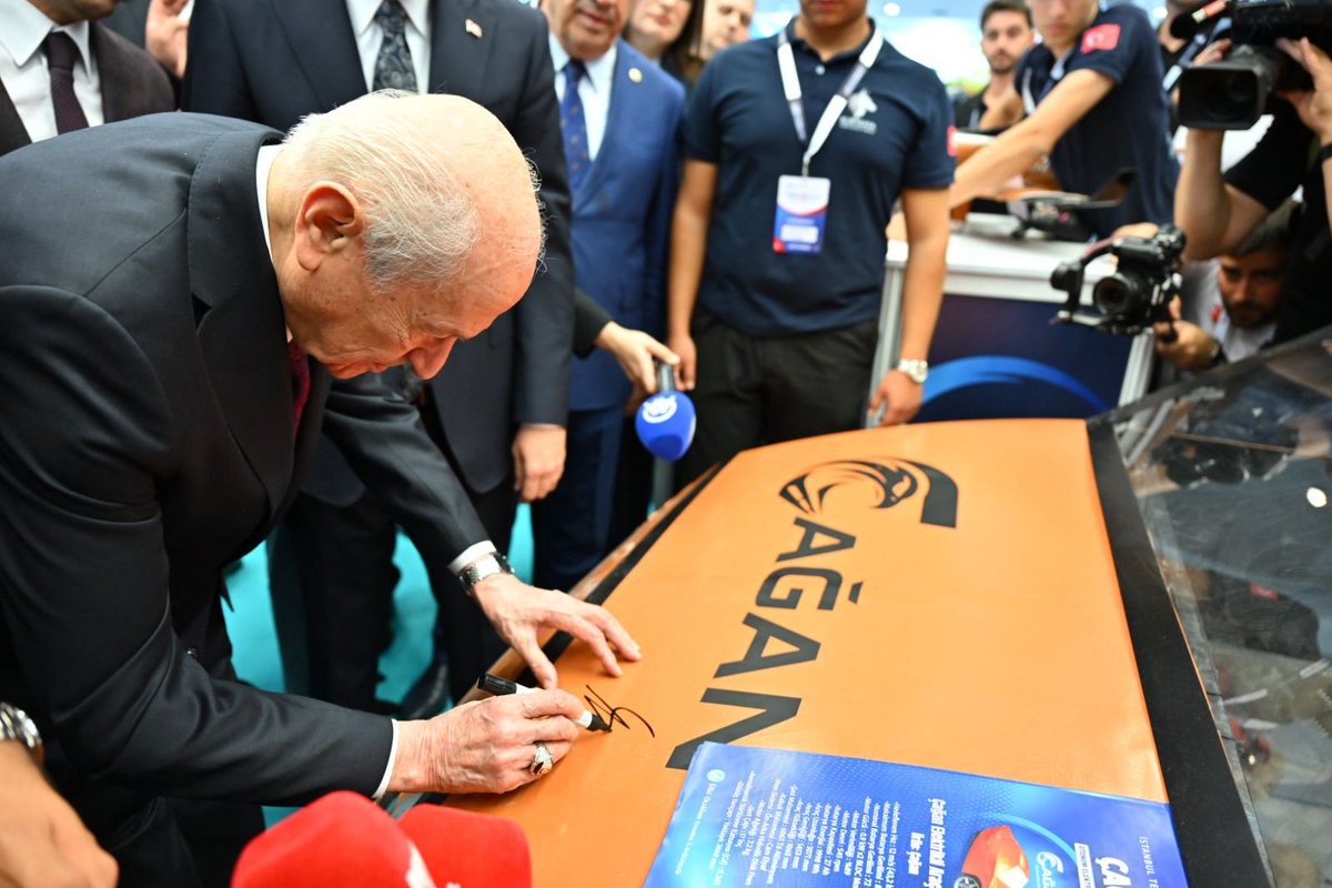 LutfuNebioglu's tweet photo. Avrupa Parlamentosu'nun Ülkü Ocakları hakkındaki mesnetsiz değerlendirmeleri, Türk gençliğinin üretim gücünden ve yükselen Türkiye gerçeğinden duyulan rahatsızlığın yeni bir göstergesidir.

Ülkü Ocakları; teknoloji üreten, yazılım geliştiren, robotik çalışan, bilim ve inovasyon projeleri ortaya koyan gençlerin yuvasıdır. TeknOcak gibi projelerimizle gençlerimizi geleceğin teknolojilerine hazırlarken, bazı çevrelerin bundan endişe duyması şaşırtıcı değildir.

Haddini aşan raporlarınızla Türk gençliğinin azmini durduramazsınız. Siz yasakları konuşurken biz üretimi konuşuyoruz. Siz korkularınızı raporlara yazarken biz yeni projeler geliştiriyoruz.

Bugün TeknOcak'ta yanan ışıklar, yarın Türkiye'nin teknoloji hamlesini aydınlatacaktır. Merak etmeyin; üreten Türk gençliği gece rüyalarınıza girse de biz yine üretmeye, geliştirmeye ve Lider Ülke Türkiye hedefi için çalışmaya devam edeceğiz.

#TeknOcak #ÜlküOcakları #TürkGençliği #TürkiyeYüzyılı