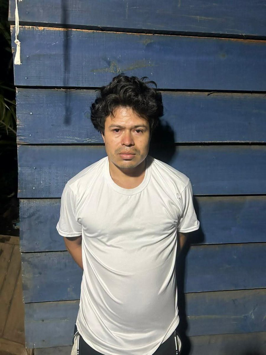 alertanoti's tweet photo. DESARTICULAN RED QUE ROBABA Y VENDÍA INTERNET DE FORMA ILEGAL EN EL SALVADOR

La Fiscalía General de la República, en coordinación con la Policía Nacional Civil, ejecutó un operativo para desarticular una estructura dedicada al hurto y comercialización ilegal de servicios de internet. Según las investigaciones, los implicados crearon una aplicación para sustraer la señal de una empresa transnacional y revender el servicio a bajo costo.

De acuerdo con las autoridades, la banda utilizaba herramientas informáticas y redes privadas virtuales (VPN) para evadir los sistemas de seguridad. Además, promocionaban paquetes de datos a través de redes sociales y grupos de mensajería privada, con precios que oscilaban entre los $3 y $20. 

Las pesquisas indican que la actividad ilícita se habría desarrollado desde septiembre de 2025, provocando pérdidas estimadas en más de $152,000.

Entre los capturados figuran Félix Antonio Salguero Hernández, señalado como creador de la aplicación utilizada para el fraude; Óscar Iván Melgar Monge, quien contactaba a los clientes y brindaba instrucciones de uso; y Eduardo Daniel García García, acusado de recibir los pagos en cuentas bancarias.

Durante los allanamientos fueron incautados equipos informáticos, teléfonos celulares, memorias USB, un disco duro y otros indicios.

Los detenidos enfrentarán cargos por fraude informático, violación de distintivos comerciales, suplantación de actos de comercio y agrupaciones ilícitas.