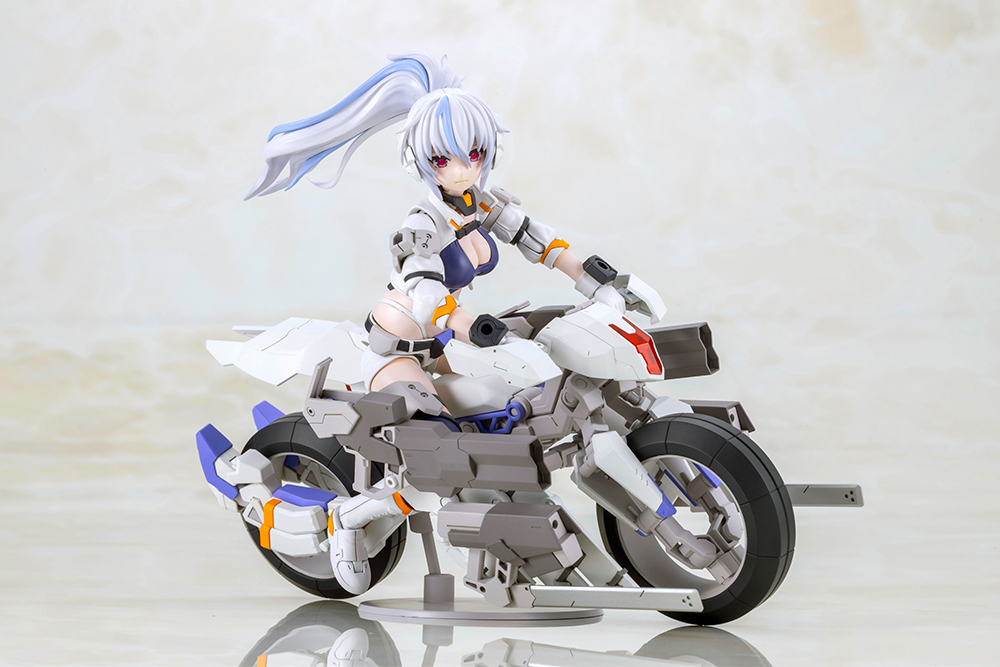 kotobukiya_p's tweet photo. 変形時も新規武装がウイルバーナインと違ったシルエットを演出します。
もちろん「お姉さんが前かがみになった時にお尻の肉がちらりと見えるギミック」は引き続き健在です！ https://t.co/icp7eTNu7U