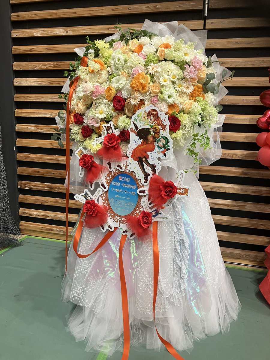 uehs_otg's tweet photo. 7thのフラスタ、ウマ娘ダンサーズ宛のフラスタを見て泣いてしまった

自分も名前の刻まれない仕事をしているが故に、ちゃんとそういう人たちを見て応援してくれる人がこの世にいるんだという情景が、あまりに琴線に触れてしまった(SNSアップしちゃマズいやつなら消しますがどうしても伝えたかった) https://t.co/o0lAuHnp08