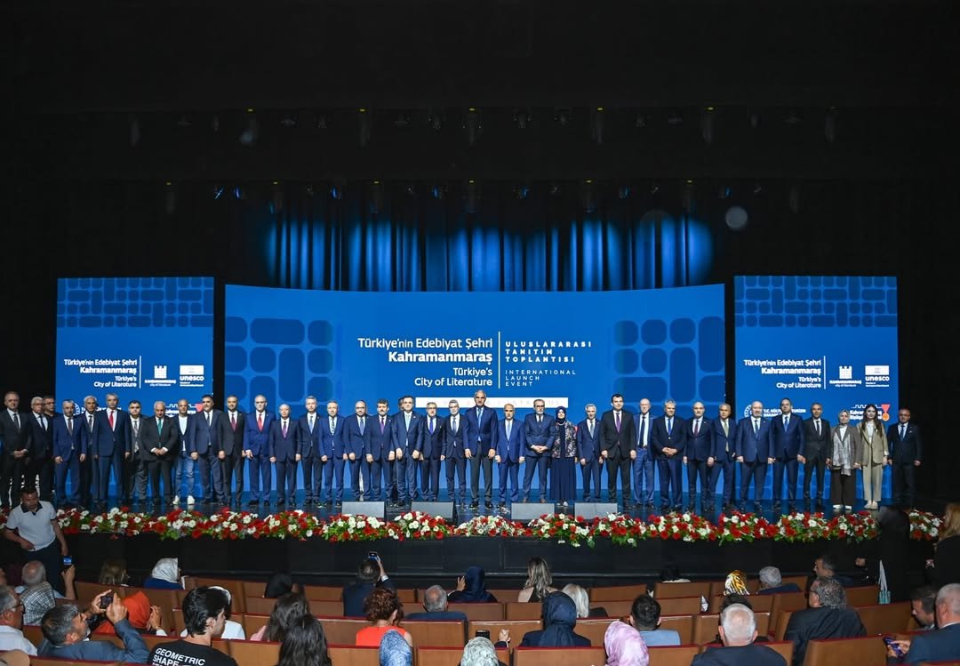 yazgi_gokhan's tweet photo. UNESCO Yaratıcı Şehirler Ağı’nda “Edebiyat Şehri” ünvanını alan Kahramanmaraş’ımızı gönülden tebrik ediyorum.

Yüzyıllardır şiirin, düşüncenin ve edebiyatın mayalandığı bu kadim şehir; Necip Fazıl’dan Nuri Pakdil’e, Cahit Zarifoğlu’ndan Rasim Özdenören’e uzanan güçlü edebî mirasıyla, Türkiye’den bu alanda ünvan alan ilk şehir olarak uluslararası ölçekte önemli bir başarıya imza atmıştır. 

Bu kıymetli ünvanın; Kahramanmaraş’ın kültürel zenginliğinin, edebiyat birikiminin ve medeniyet hafızasının dünyaya tanıtılmasına önemli katkılar sağlayacağına inanıyorum. 

Başta emeği geçen tüm kurumlarımızı, yerel yöneticilerimizi, yazarlarımızı ve kültür insanlarımızı tebrik ediyor; Kahramanmaraş’ımızın bu başarısının ülkemize hayırlı olmasını diliyorum.