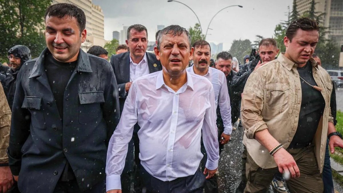 Nillfer3's tweet photo. Bir otobüsü alabilirsiniz, bir meydanı kapatabilirsiniz, bir mikrofonu susturabilirsiniz… Ama halkın gönlünde kurulan kürsüyü yıkamazsınız.

Bugün bir bankın üzerinde konuşan kişi aslında milyonların umudunun üzerinde yükseliyor. Çünkü gerçek güç makamda, araçta, protokolde değil; halkın sevgisinde, güveninde ve desteğindedir.

Tarih boyunca milletin iradesine yaslananlar kazandı, koltuklara ve engellere yaslananlar ise unutulup gitti.

Denizli’de bir bankın üzerinde verilen o görüntü, belki de bu dönemin en güçlü fotoğrafıdır: Çünkü bir yanında engeller, diğer yanında milyonların yüreği vardı.

Milletin gönlünde yer bulanı hiçbir güç durduramaz. Yolumuz da umudumuz da halktır.