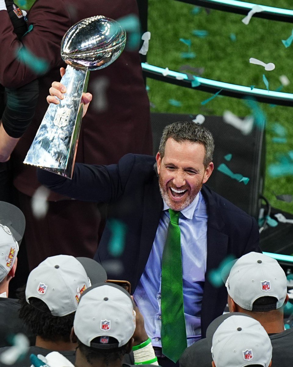 DillyPhilly215's tweet photo. Love him or hate him, the numbers speak for themselves. Howie Roseman has helped build two Super Bowl winning teams, reached multiple Super Bowls as the Eagles GM and consistently kept Philadelphia among the NFL’s contenders. 

From drafting franchise cornerstones to pulling off blockbuster trades and navigating the salary cap, few executives have reshaped a roster as successfully as Howie has. His fingerprints are all over one of the most successful eras in Eagles history 🦅 

#FlyEaglesFly