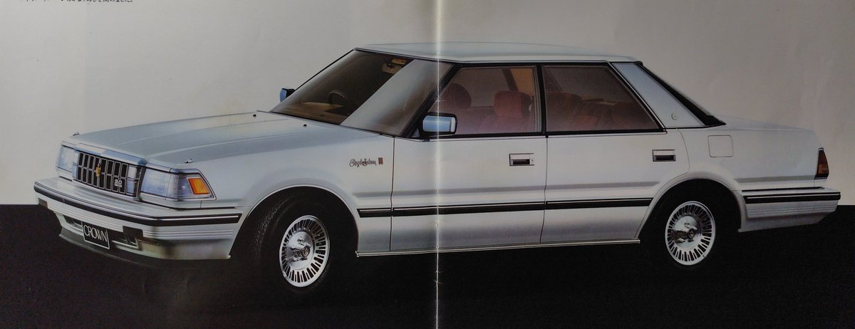 Elegant_CROWN's tweet photo. 120系クラウン3ナンバーの車幅は1720mm。130系より初のワイドボディを採用するにあたって開発時、お得意様顧客の車庫を確認してまわり1745mmと決めたそうです。開発主査は120系に続き今泉研一氏。当時既に年間10万台の売上を誇っていたが、たった25mmの拡大にも慎重になり開発された経緯がある訳です。 https://t.co/rnqhRf6G4M