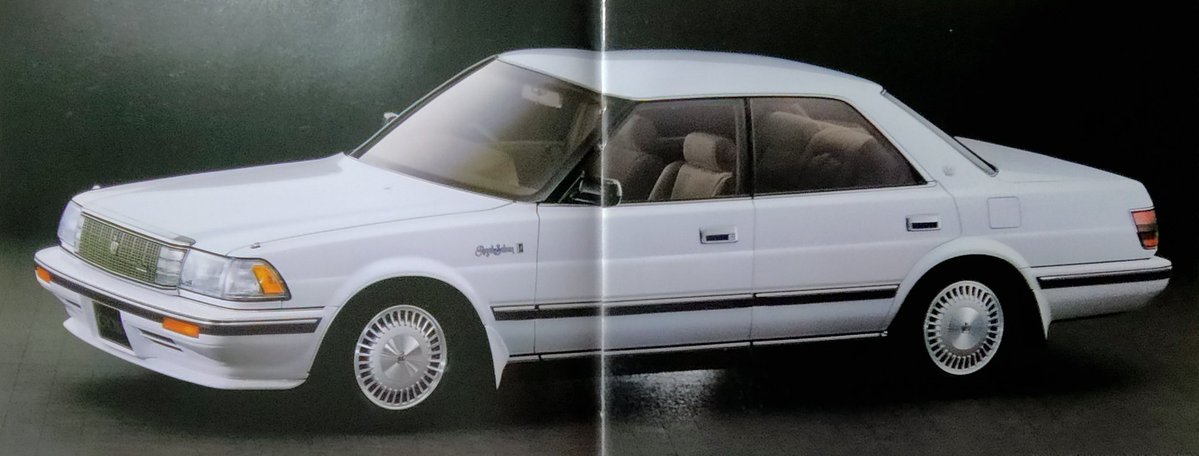 Elegant_CROWN's tweet photo. 120系クラウン3ナンバーの車幅は1720mm。130系より初のワイドボディを採用するにあたって開発時、お得意様顧客の車庫を確認してまわり1745mmと決めたそうです。開発主査は120系に続き今泉研一氏。当時既に年間10万台の売上を誇っていたが、たった25mmの拡大にも慎重になり開発された経緯がある訳です。 https://t.co/rnqhRf6G4M