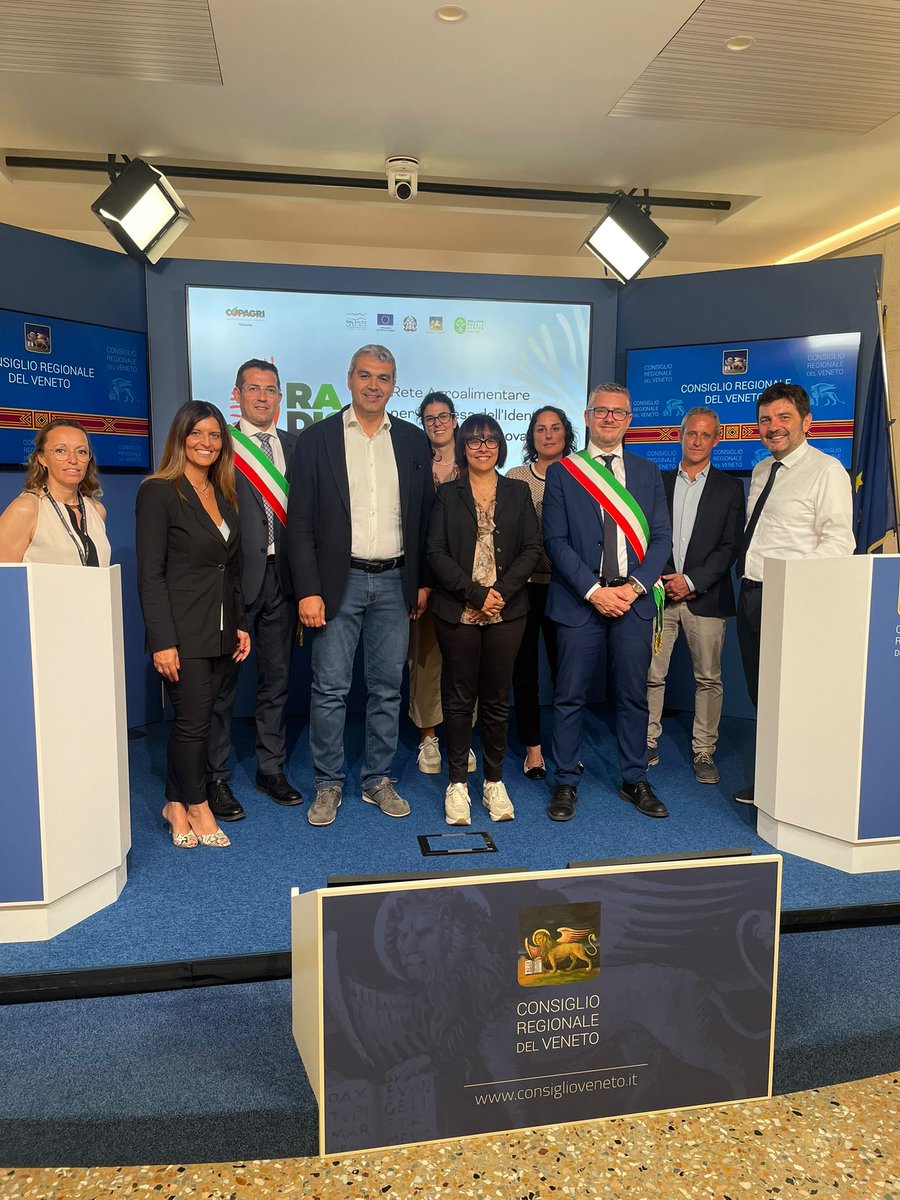 Copagri's tweet photo. #Biodiversità: presentato a #Venezia innovativo Progetto RADICI, che vede #Copagri come capofila e che mira a rafforzare legame tra identità, cibo e innovazione in #Lessinia.
"Obiettivo è anche sostenere redditività imprese agricole", ha spiegato pres @CopagriVeneto #Giulietti. https://t.co/Re8dY88Hf9