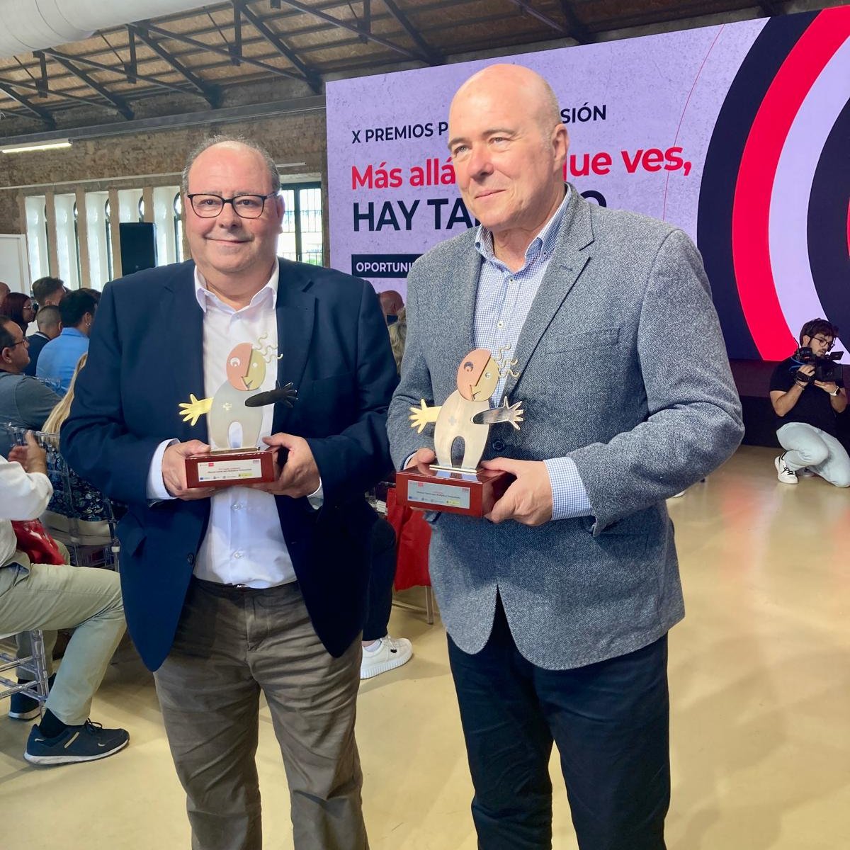 LHICARSA's tweet photo. Florencio Sánchez, responsable de Recursos Humanos de @FCC_MA, y Fernando de Mateo, Director General de Lhicarsa, recogieron sendos premios ayer jueves 18 de junio en el Cuartel de Artillería de Murcia. https://t.co/312waAuXNa