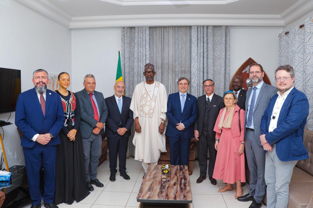 MaliMaeci's tweet photo. A l’invitation de Son Excellence Monsieur Alberto Cerezo, Ambassadeur, Chef de la Délégation de l'Union européenne au Mali, Son Excellence Monsieur Abdoulaye DIOP, Ministre des Affaires étrangères et de la Coopération internationale, a pris part, le jeudi 18 juin 2026, à la Journée de l'Europe, dont la date initiale de célébration au Mali a été reportée, en guise de soutien et de solidarité à notre pays qui a subi les affres des attaques terroristes le 25 avril 2026.

Au cours de cette cérémonie festive, le Chef de la diplomatie malienne a, au nom des plus hautes Autorités du Mali, adressé ses félicitations, et formulé ses vœux de paix, de stabilité et de prospérité aux Dirigeants et aux Peuples européens.

Rappelant les relations historiques forgées par le dialogue politique constant entre le Mali et l’Union européenne, le Ministre DIOP a souligné la nécessité de renforcer la coopération multisectorielle plus pragmatique, plus équilibrée et davantage en phase avec les priorités nationales et les principes de gouvernance de l’action publique, pour mieux répondre aux attentes légitimes de nos populations. Dans la même veine, il a salué la contribution de la Mission civile de l’Union européenne au Mali (EUCAP Sahel Mali), notamment dans le domaine de la coopération technique visant le renforcement des capacités des forces de sécurité et du système judiciaire de notre pays. 

S’agissant des questions sécuritaires, il a rappelé l’intervention militaire hasardeuse de l’OTAN en Libye qui a exacerbé l’insécurité au Sahel, et dénoncé avec force les activités criminelles des coalitions terroristes soutenues par des sponsors étatiques étrangers, notamment les nouvelles formes du terrorisme économique et médiatique. Dans ce cadre, tout en condamnant fermement les velléités désespérées de déstabilisation de nos États, y compris les attaques terroristes et barbares du jeudi 18 juin à Niamey, le Ministre DIOP a réaffirmé la détermination des plus hautes Autorités de la Confédération AES, dans un élan de solidarité et de mutualisation des efforts, pour atteindre les objectifs de paix, de sécurité, de stabilité et de prospérité partagée dans l’espace confédéral. Dans la même foulée, il a relevé les efforts importants de nos Autorités dans la gouvernance économique endogène en vue du développement durable et de l’amélioration des conditions de vie de nos braves et résilientes populations. 

Saluant la contribution de la diaspora dans l’essor socioéconomique de nos pays, il a conclu en formulant le vœu de renforcement continu des relations de coopération entre le Mali et l'Union européenne, dans un esprit de confiance renouvelée, de compréhension mutuelle et d’intérêts réciproques.

Bureau de l'Information et de la Presse/ MAECI.