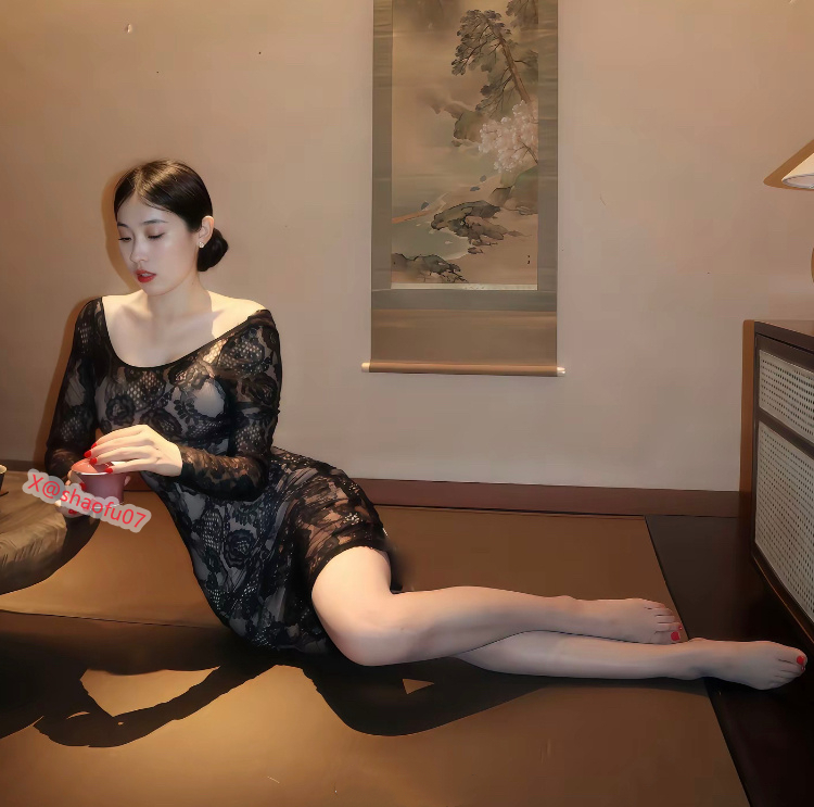 shaofu07's tweet photo. 榻榻米上的片刻放空，把所有不能言说的委屈都浸进茶里。 https://t.co/jLZuv4sKwA