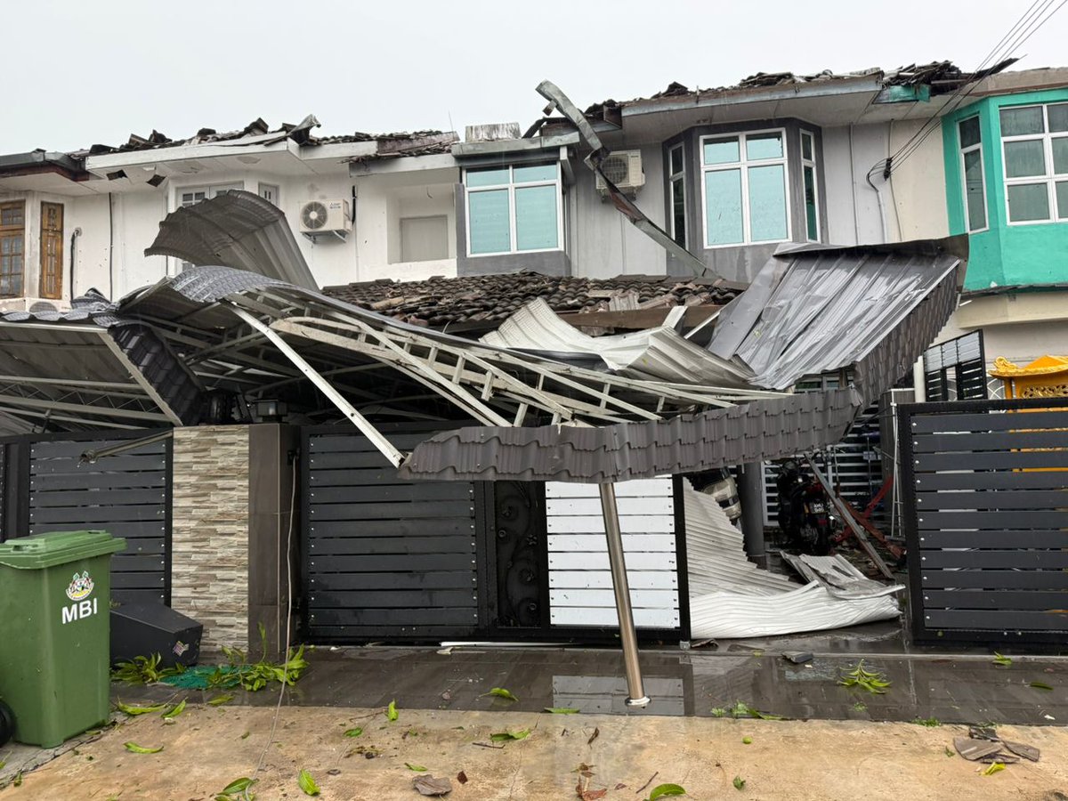 SinarOnline's tweet photo. Lebih 200 rumah terjejas ribut, hujan lebat hampir 2 jam

Lebih 200 rumah dilaporkan terjejas dalam kejadian ribut yang melanda kawasan Bercham  pada Jumaat.

#SinarHarian #BeritaTerkini #rumahterjejas #hujanlebat #ribut

Artikel: https://t.co/onDriqtvFe

Foto: APM https://t.co/03wzvz1KwY