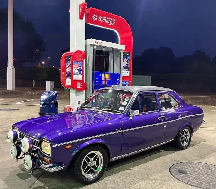 StillAliveCars's tweet photo. #FillupFriday with #Ford Escort https://t.co/0pNIfinC97