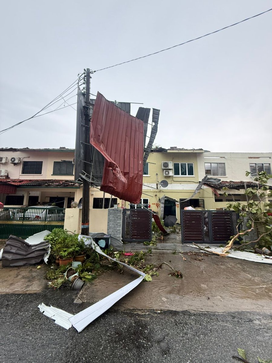 SinarOnline's tweet photo. Lebih 200 rumah terjejas ribut, hujan lebat hampir 2 jam

Lebih 200 rumah dilaporkan terjejas dalam kejadian ribut yang melanda kawasan Bercham  pada Jumaat.

#SinarHarian #BeritaTerkini #rumahterjejas #hujanlebat #ribut

Artikel: https://t.co/onDriqtvFe

Foto: APM https://t.co/03wzvz1KwY