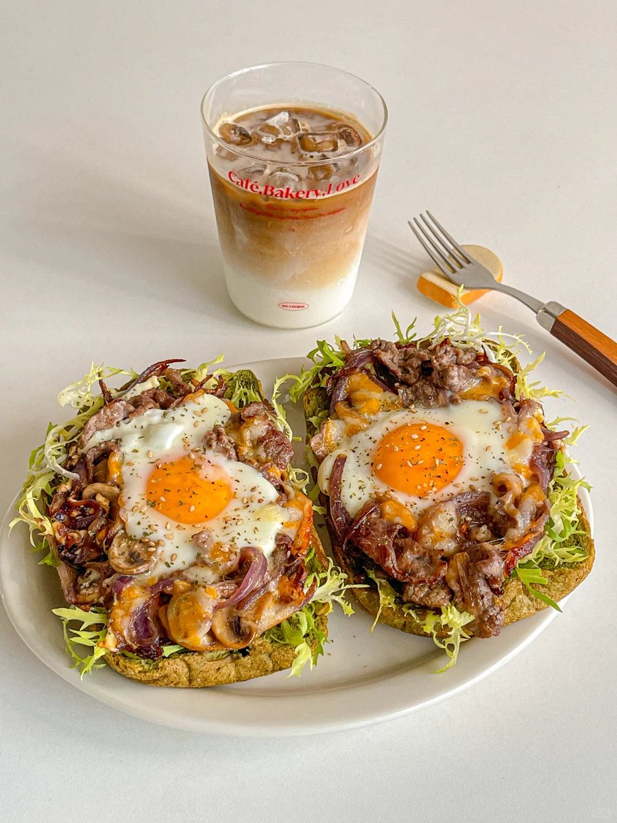 Wortex54810325's tweet photo. Lunch just hit different: creamy avocado toast with a sprinkle of chili flakes and iced oolong tea. Pure weekday win!， https://t.co/C1tleskUK9