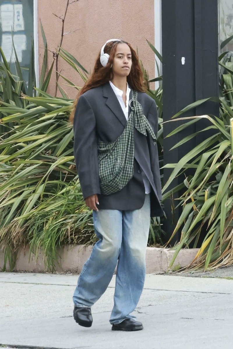 muvaperry's tweet photo. malia obama style guide: oversized, add a tote. https://t.co/Txp83mRcoj