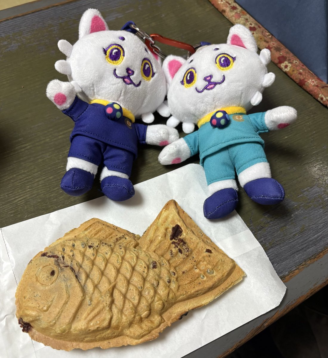 SistersOz's tweet photo. 明日のアド街ック天国は四ツ谷！
（四ツ谷なのか四谷なのか、それが問題だ、ぶつぶつ🤔💭）

予告編にはしんみち通りが映ったから
クリアソンのフラッグが見えました🟣

やっぱりあのお店は訪問するだろうか
どこが映るか楽しみだね、くりあにゃん😼 https://t.co/4PtyUUd4S7