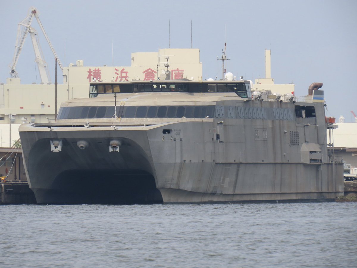 shark_ishi's tweet photo. 高速輸送艦「グアム」(USNS Guam , T-HST-1)
元々はハワイのオアフ島とマウイ島を結ぶ民間高速フェリー「フアカイ」として建造されたが、就役前に会社が倒産した結果 姉妹船「アラカイ」と共に米海軍に買い取られた。 https://t.co/Tox7Y3ajOl
