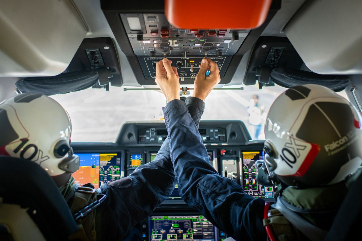 EBAA_France's tweet photo. ✈️ Une nouvelle étape majeure pour l'#AviationdAffaires française ! 🇫🇷  Le #Falcon10X de @DassaultFalcon a réalisé avec succès son 1er vol d'essai depuis Bordeaux-Mérignac, marquant le début d'une campagne d'essais en vol qui conduira à sa certification &amp; à son entrée en service. https://t.co/mAr0T21oBI