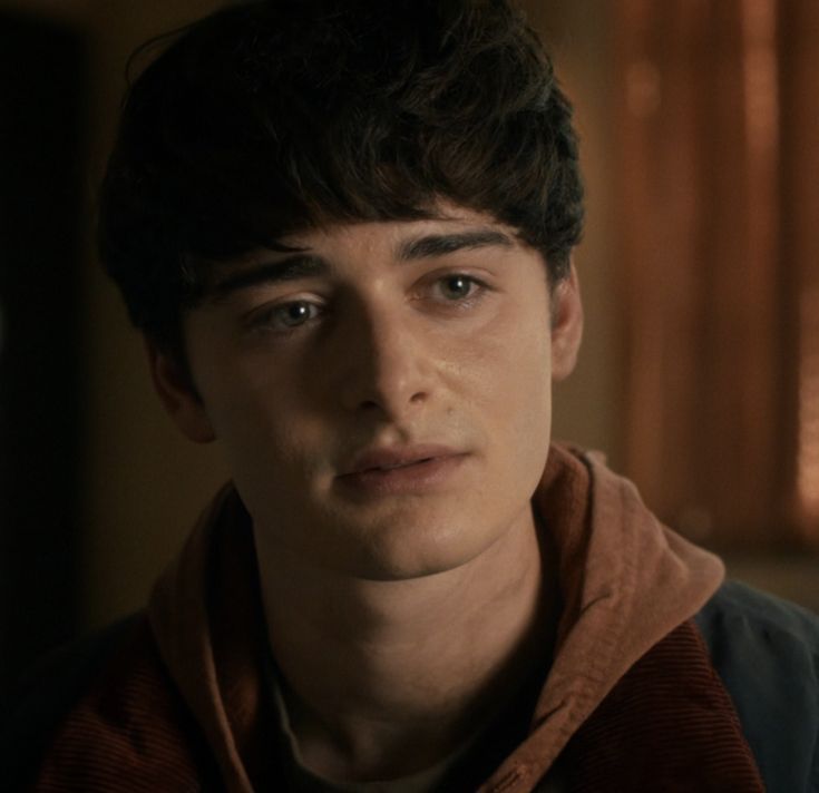 NoahUpdatesHQ's tweet photo. Noah Schnapp fue incluido por Washington Blade en su lista de los «40 momentos más importantes de la historia de la cultura pop LGBTQ+» , gracias al impacto de Will Byers en Stranger Things.

“Will Byers lo confirma en la quinta temporada de Stranger Things.

Aunque la serie había dado algunas pistas bastante obvias sobre la sexualidad de Will Byers, la quinta y última temporada de «Strangers Things» lo confirmó oficialmente en el episodio 7.
«La verdad es que soy diferente. Simplemente fingí que no lo era porque no quería serlo». Noah Schnapp, quien interpretó a Byers, es gay, lo que añadió un toque extra de autenticidad a la emotiva escena.”

Washington Blade es uno de los medios LGBTQ+ más reconocidos y veteranos de Estados Unidos.

🔗https://t.co/2BTZKhqJl4