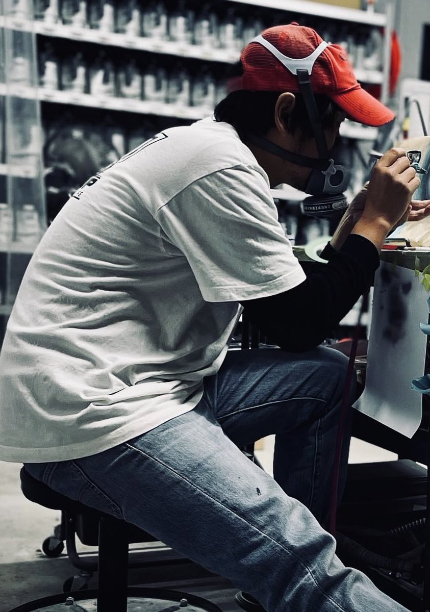 aohito4's tweet photo. 今日が八王子でのペイントショップのラスト出勤日でした。
なんだかんだ3年？あっという間でしたね。
メーカーとの繋がりが強いショップだったので、オートバイ業界に貢献するチャンスだと思い、事業承継の話を受けたのですが、色々あって難しくなってしまいました。

でも、得られたものは沢山あったのでOK🙆‍♂️
FLAG-UPで、その夢を叶えたいと思います。
頼りになる仲間も出来たので、こっから再スタートです。
来週からは前みたいに大体毎日いるので、ふらっと遊びに来てもらえたら嬉しいです✨