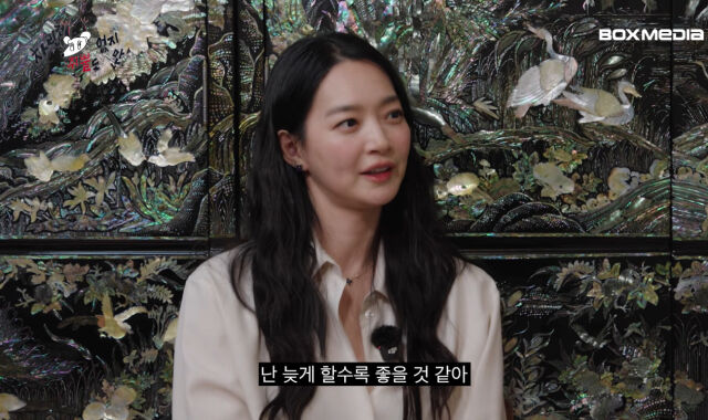 tang__kira's tweet photo. Shin Min Ah cerita kalau kriteria yang paling penting saat memutuskan untuk menikah itu bukan calon pasangan, tapi diri sendiri.

Shin Min Ah ngerasa kalau mengenal diri sendiri, mengenal bagaimana diri sendiri bereaksi terhadap berbagai hubungan, itu sangat penting.

Dengan melalui pengalaman tersebut, seseorang akan mengenal dirinya sendiri dengan lebih baik. Meskipun bukan hubungan romantis, butuh waktu untuk memahami diri sendiri dengan melalui berbagai pengalaman. Jadi ga perlu untuk buru-buru menikah.

https://t.co/90zsosTVfJ