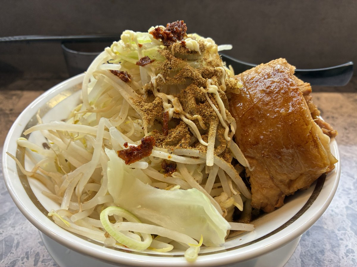 ppn0cdh's tweet photo. 木更津の「ラーメン豚39」です。二郎系の人気店です。店名に入っている通り豚がおいしい‼️野菜のお代わりができるのもいい満腹美味しゅうございました。😋 #ラーメン豚39  #木更津 #二郎系 #豚39 #ラーメン #行列店 #野菜お代わり https://t.co/qKy3W1tlr5