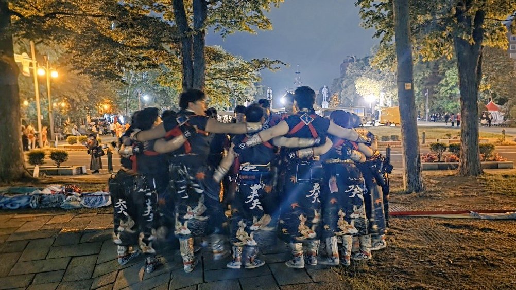 FlagSwing's tweet photo. 倭奏の旗士は今年18人
下は12歳から上は57歳まで
何十年も旗士をやってる人からまだ１年目の子まで、互いに支え合い約50本の旗をシーンごと捌ききる緻密に計算された構成表
不測の事態が起きても互いにカバーし合い、一つの演舞を完成させる
この18人だから完成できた演舞
倭奏旗士団だから創れた景色 https://t.co/0fr5OfxrVe