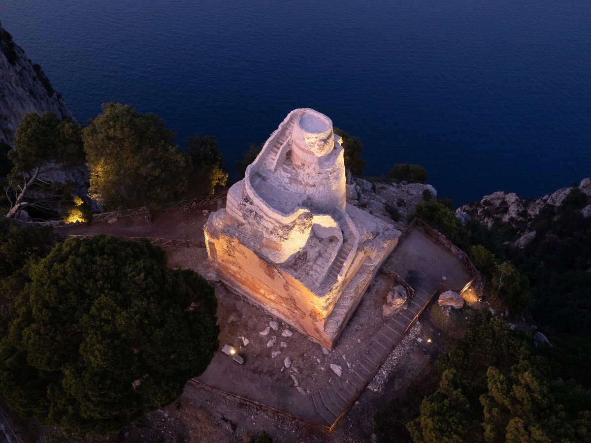 TernaSpA's tweet photo. Il Faro di #VillaJovis a #Capri torna a illuminare il Golfo di Napoli. 🌟🌊

Con il restauro del Faro e un progetto di illuminazione visibile da terra e dal mare, la storica residenza imperiale di epoca romana torna a valorizzare uno dei luoghi più iconici dell'isola.

Un intervento sostenuto da Terna, nell’ambito delle opere di compensazione territoriale legate alla realizzazione del collegamento elettrico Torre Annunziata–Capri–Sorrento, che consente di visitare l'area anche nelle ore serali e valorizza il patrimonio culturale di Capri, nel segno della collaborazione pubblico-privato.

#Terna #Capri #ReteElettrica