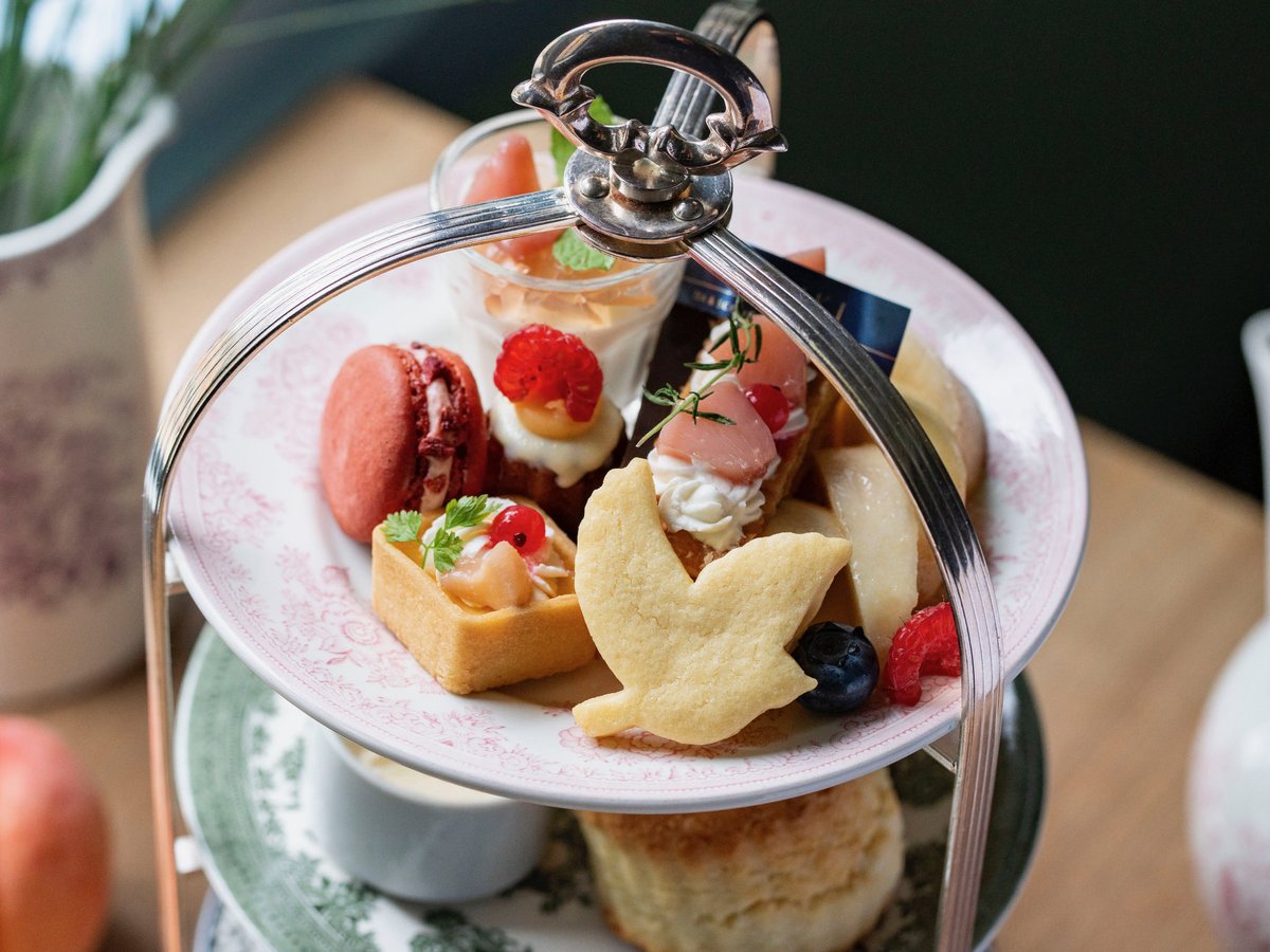 tearoomkiki's tweet photo. 《KIKI’s afternoon tea set「桃のとりこ」》

まるで桃の花言葉「あなたに夢中」のように
和歌山県の契約農家「ふるーつふぁーむわかやま」から仕入れた

旬の桃に魅せらたスイーツたちが
ティータイムを彩る
夏季限定アフタヌーンティーセットです🍑

#TEAROOMKIKI
#ティールームキキ https://t.co/Tdyvlh8WQc