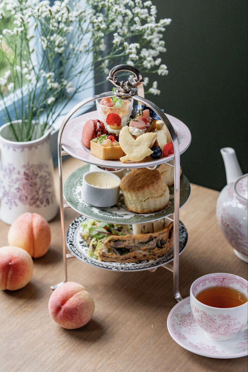tearoomkiki's tweet photo. 《KIKI’s afternoon tea set「桃のとりこ」》

まるで桃の花言葉「あなたに夢中」のように
和歌山県の契約農家「ふるーつふぁーむわかやま」から仕入れた

旬の桃に魅せらたスイーツたちが
ティータイムを彩る
夏季限定アフタヌーンティーセットです🍑

#TEAROOMKIKI
#ティールームキキ https://t.co/Tdyvlh8WQc