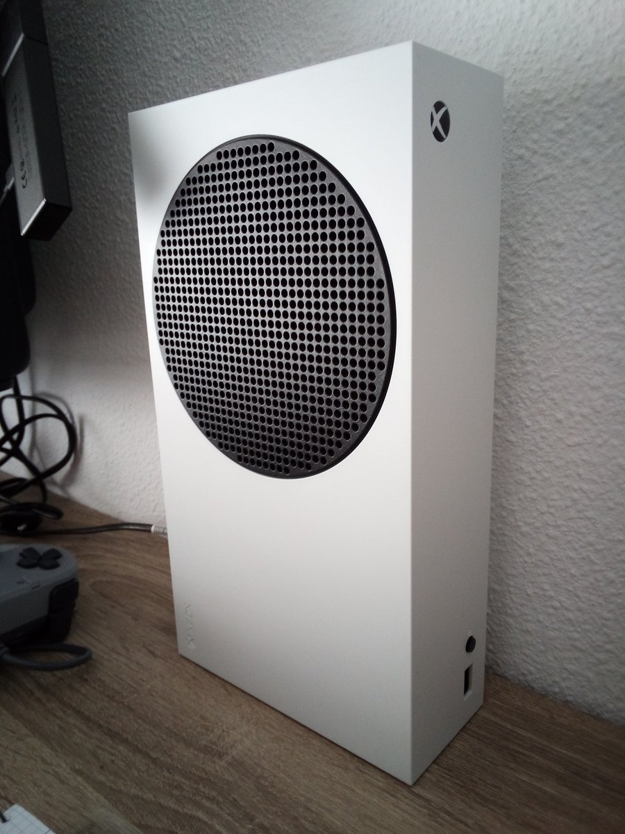 Kekarch's tweet photo. La tengo desde febrero para mi proyecto de "macroemuladora" de generación 128 bits a 1080p, pero no sé si me la terminaré quedando. Hay algo en el sistema Xbox que no termina de cuadrar conmigo, ya desde la la primera que salió. Ya veremos...¿Xbox?, ¿Retroid Pocket?, ¿PC reacon? https://t.co/BV4uTrGFoR