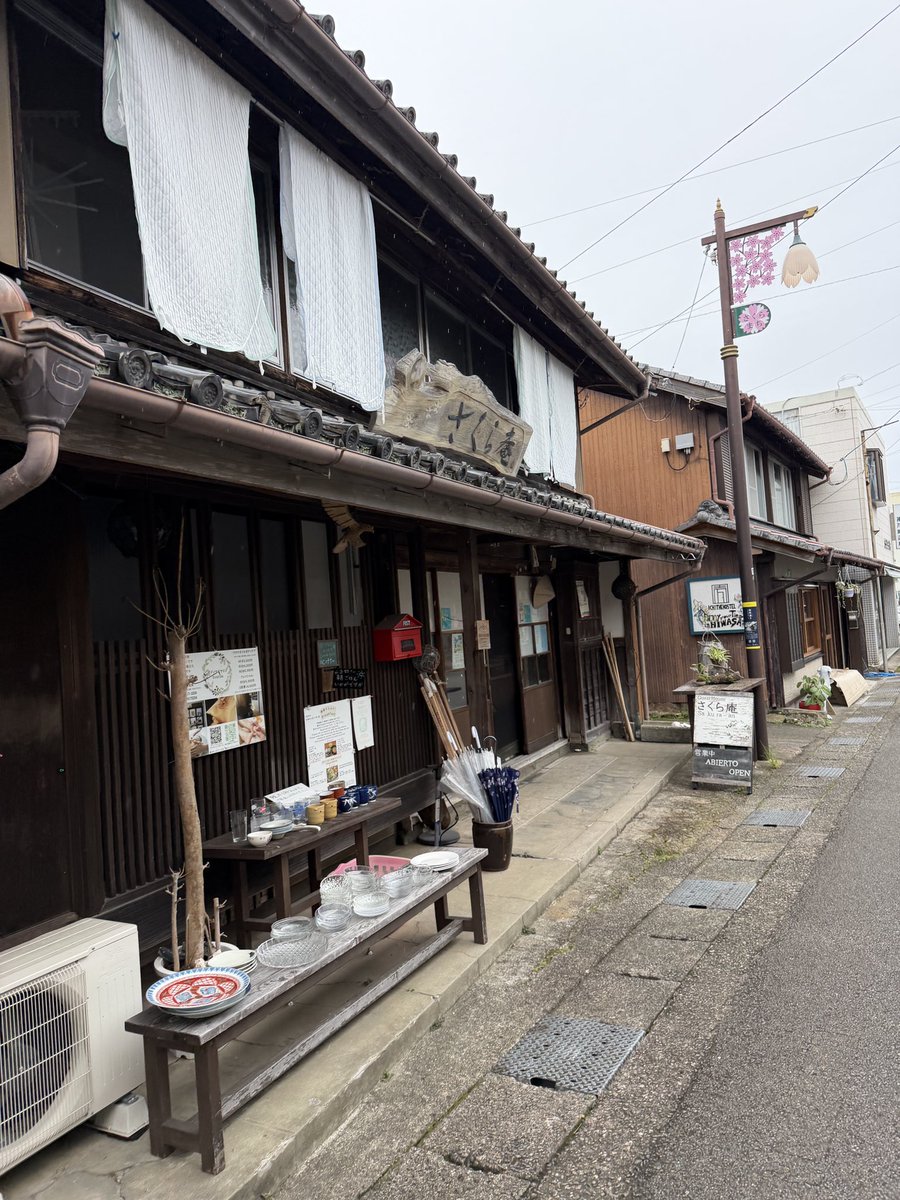 chanma_maibia's tweet photo. 昨日は釣りのあと、日和佐の古民家ゲストハウス「さくら庵」に泊まってきた。

釣果はまあ…アレやったけど(笑)、オーナーさんがめちゃくちゃいい人で、それだけで来てよかった。

縁側でビール、最高🍺 https://t.co/xHBHiy47QQ