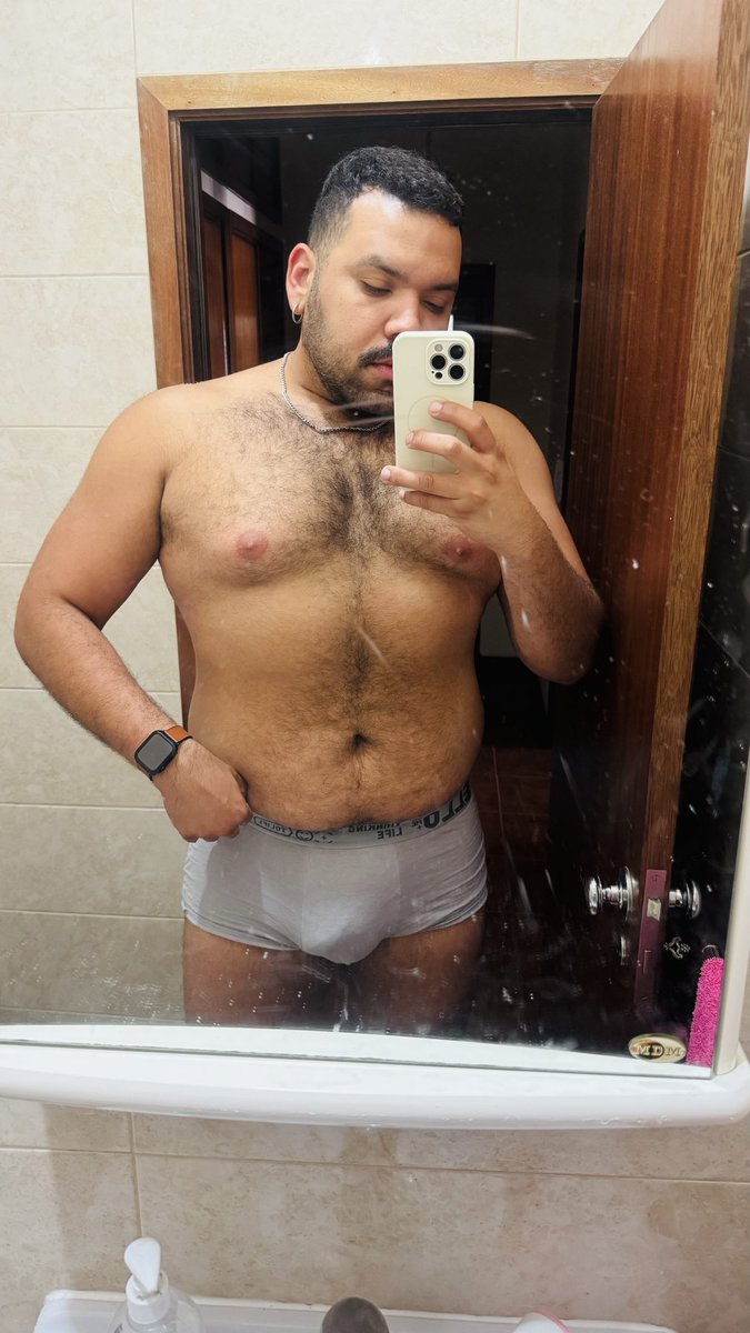 100Neves's tweet photo. Eu tentando ser fitness/ acordando de ressaca e botando tudo pelo ralo kkk ou largo a cerveja ou vou ter que conviver em ter barriga pro resto da vida kkk https://t.co/uIzNpB2QQ4