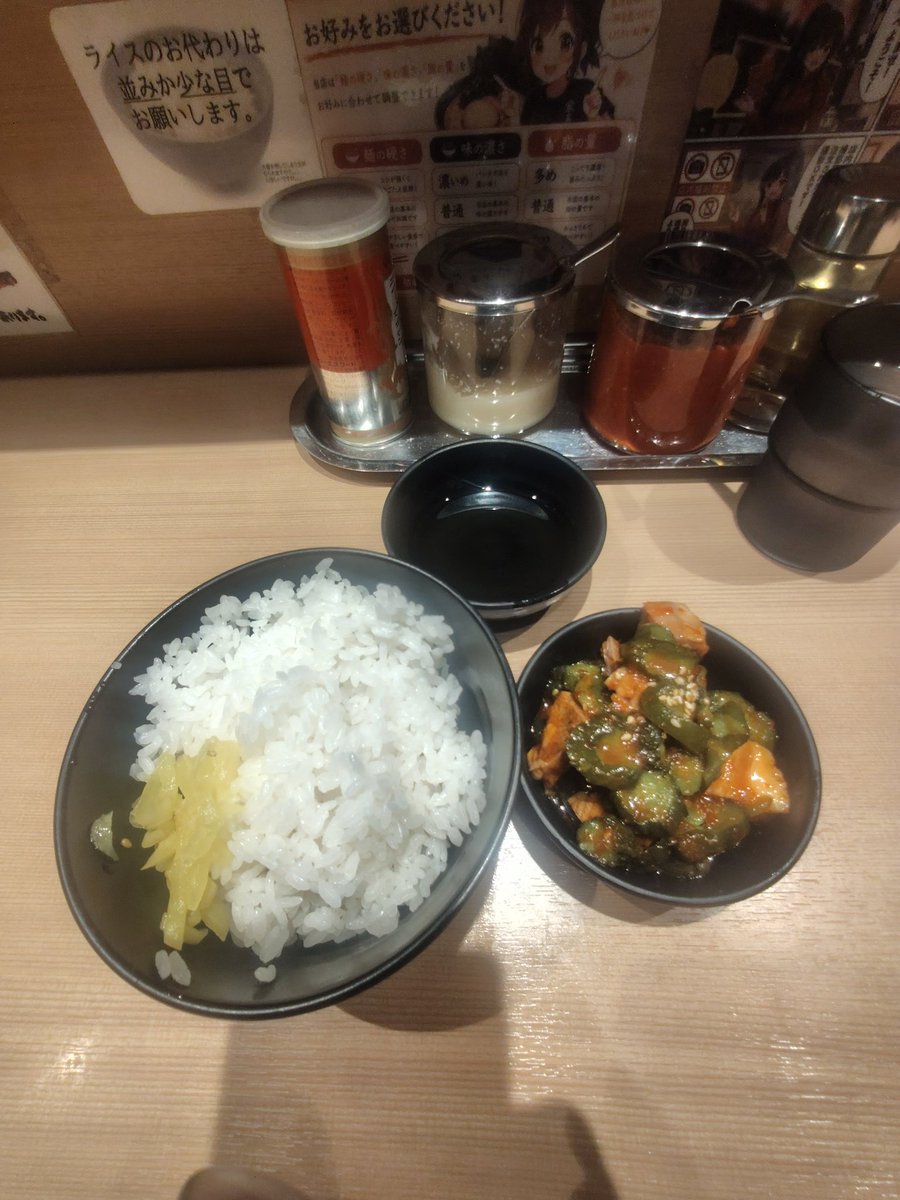 dMIDRdHxiU2BnW4's tweet photo. 草加市　ます家
ラーメン
ライスKT
うずら
Xを拝見し仕事終わりに訪問☺️
ます家では初の鶏油後入れ✌️
店主の白倉さんから🍚に鶏油もイケると聞き鶏油を少し垂らし鶏油🍚
これウマい🤤
🍚にKTも良く合う🤤
今日から提供された無料のフライドガーリックとフライドオニオンも白倉さんに出してもらいスーパード濃厚バージョンの🍜に変身🥰
白倉さんの素晴らしい☺️の接客がこれまた👍
本日もありがとうございました🙇🙏
また伺わせて頂きます😚✨