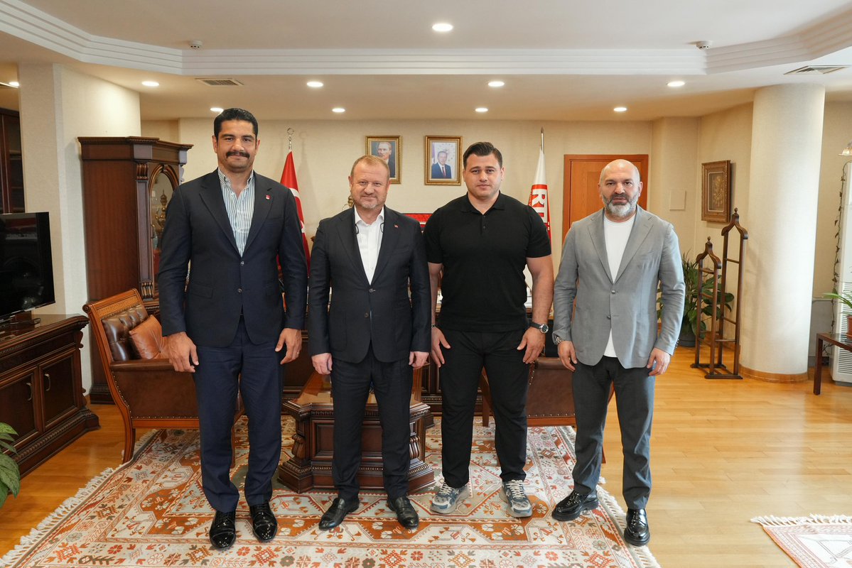 Danis_Mehmet_'s tweet photo. Millî Gururlarımız!

Yaşayan Efsanelerimiz...

Türkiye Güreş Federasyonu Başkanı, Olimpiyat, Dünya ve Avrupa Şampiyonu Sayın Taha AKGÜL ile Dünya ve Avrupa Şampiyonu millî güreşçimiz Sayın Rıza KAYAALP’i, RTÜK Üyemiz Sayın Hasan DAVULCU ile birlikte Üst Kurulumuzda ağırlamaktan memnuniyet duydum.

Ay-yıldızlı bayrağımızı uluslararası arenada başarıyla temsil eden kıymetli sporcularımızla; sporun etik değerleri, fair play anlayışı, genç nesillere kazandırdığı disiplin bilinci ve RTÜK tarafından hayata geçirilen Spor Müsabakalarının Yayınları İlke Kararları çerçevesinde spor yayıncılığının toplumsal etkileri üzerine verimli değerlendirmelerde bulunduk.

Nazik ziyaretleri için kendilerine teşekkür ediyor, Türk sporuna sundukları değerli katkıların devamını diliyorum.

@HasanDavulcu @tahaakgul