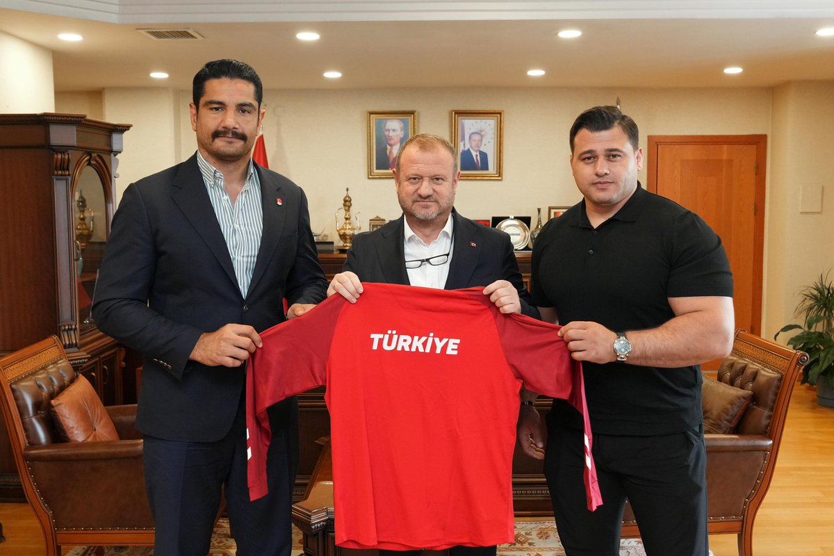Danis_Mehmet_'s tweet photo. Millî Gururlarımız!

Yaşayan Efsanelerimiz...

Türkiye Güreş Federasyonu Başkanı, Olimpiyat, Dünya ve Avrupa Şampiyonu Sayın Taha AKGÜL ile Dünya ve Avrupa Şampiyonu millî güreşçimiz Sayın Rıza KAYAALP’i, RTÜK Üyemiz Sayın Hasan DAVULCU ile birlikte Üst Kurulumuzda ağırlamaktan memnuniyet duydum.

Ay-yıldızlı bayrağımızı uluslararası arenada başarıyla temsil eden kıymetli sporcularımızla; sporun etik değerleri, fair play anlayışı, genç nesillere kazandırdığı disiplin bilinci ve RTÜK tarafından hayata geçirilen Spor Müsabakalarının Yayınları İlke Kararları çerçevesinde spor yayıncılığının toplumsal etkileri üzerine verimli değerlendirmelerde bulunduk.

Nazik ziyaretleri için kendilerine teşekkür ediyor, Türk sporuna sundukları değerli katkıların devamını diliyorum.

@HasanDavulcu @tahaakgul
