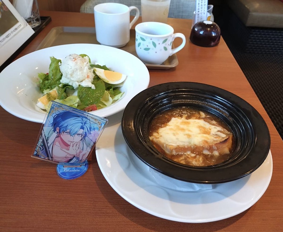 silk4631's tweet photo. 今日のデニーズ
続🎉生誕祭

（↓有り難いことに無料です😆）
バースデーデザート🍰が
メインなので
オニオングラタンスープと
ポテトサラダを注文😊

ドリンクも無料券が残っているので
もちろん🤭利用

それ以外に
２０%OFFクーポンまで有る事に気付いたけど
ソレは次回⁉️ https://t.co/s5scVJ2qIJ