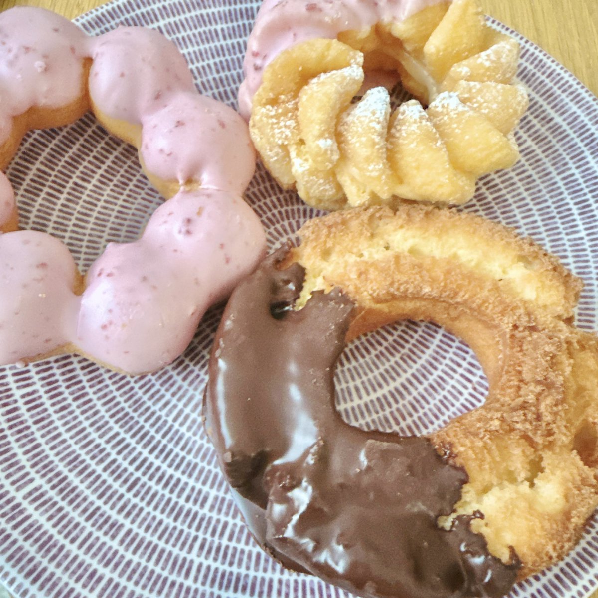 RURUAndromeda's tweet photo. 今日のバドミントン

素敵すぎるコーチの練習会

久しぶりの人に会えた
すっごく上手になってる！
前回は試合で勝てたんだけど、もう危ないわ
みんなスゴイな

重いスマッシュ打つ人
レシーブ楽しくて仕方ない
みんな仲良くて良いね

帰りにミスド
もっちゅりんは買えないよ
#いいことタイム https://t.co/yXzrXyenKF